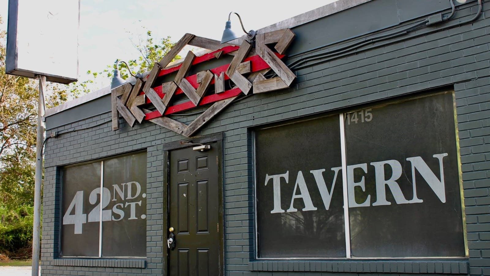 Reggie's 42nd Street Tavern